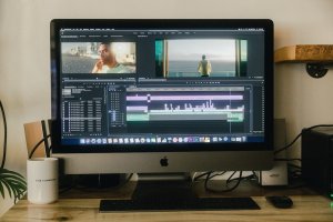 Post-Produksi Ngebut: Trik Pro Kolaborasi Real-time di Premiere Pro via Cloud