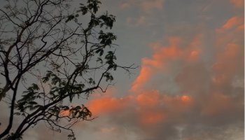 Awan Jingga Sebelum Malam Tiba