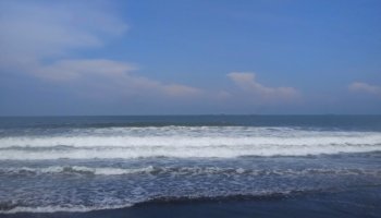 Langit dan Ombak di Pantai